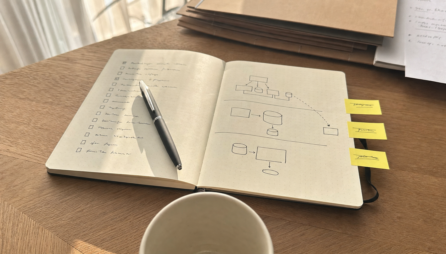 Carnet d'architecture posé sur une table de bureau directeur d'établissement, diagramme d'un système IA dessiné à l'encre